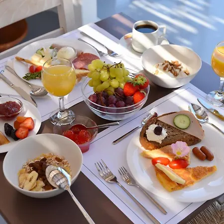 Crystal Mare מלון 3*